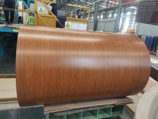 Lapisan Pola Desain Kayu Lebar 1000mm Kumparan Aluminium Dilapisi Warna untuk Pintu Rana Rol dan Jendela
