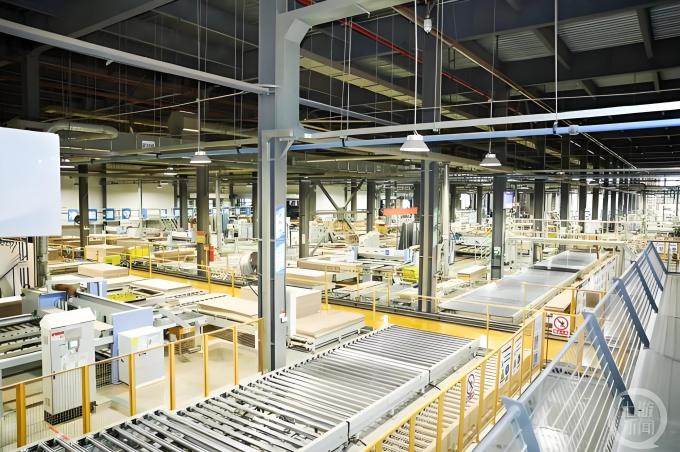 berita perusahaan terbaru tentang Aplikasi dan Tren Pembangunan Masa Depan Koil Aluminium Lapisan Berwarna dalam Manufaktur Pintu Rumah  1