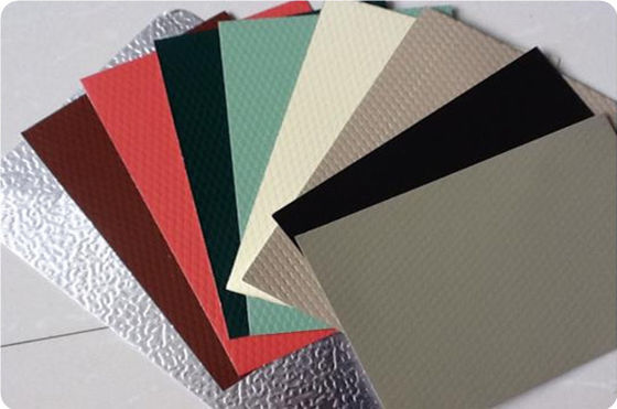 Alloy3003 26 Gauge x 36 ''Inci Berbagai Warna Lembaran Aluminium Timbul Cedar / Plesteran Untuk Panel Dekoratif Interior