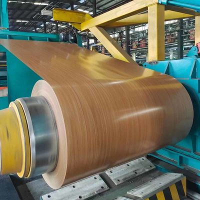 Lembar aluminium berlapis warna dengan pola kayu yang digunakan dalam atap rumah