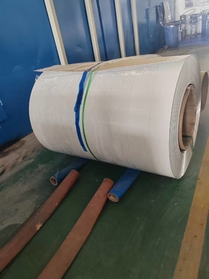 Paduan Aluminium 3003 H14 Putih Kedua sisi Colord Aluminium Coil Pra-berlapis Aluminium Strip Coil 300mm Lebar 1.00mm Ketebalan untuk tanda huruf saluran