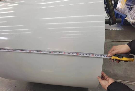 Kedua Sisi Strip Aluminium Dilapisi Warna Putih Ral 9010 Dalam Coil 3105 H24 Untuk Talang Produksi Atau Pembuatan Downspout